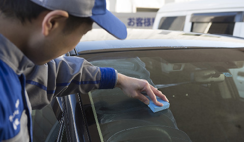 洗車し、車の表面の汚れを除去します。