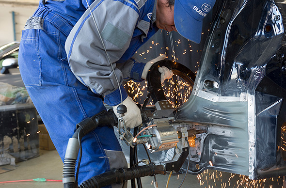 ボディ内板部分の修理(写真は内板パネルの溶接作業)