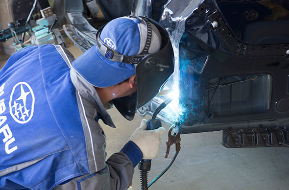 ボディ内板部分の修理(写真は内板パネルの溶接作業)